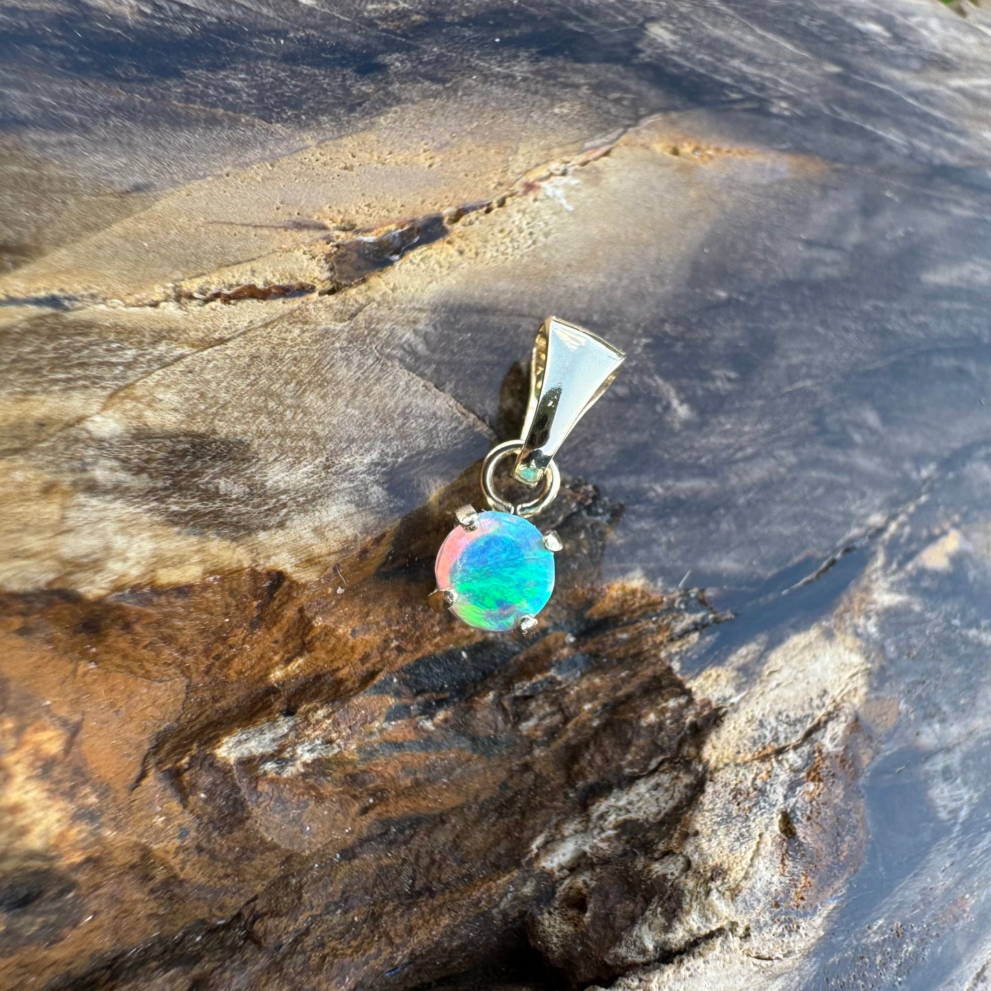 9ct Solid Gold 0.5ct Lightning Ridge Opal Pendant