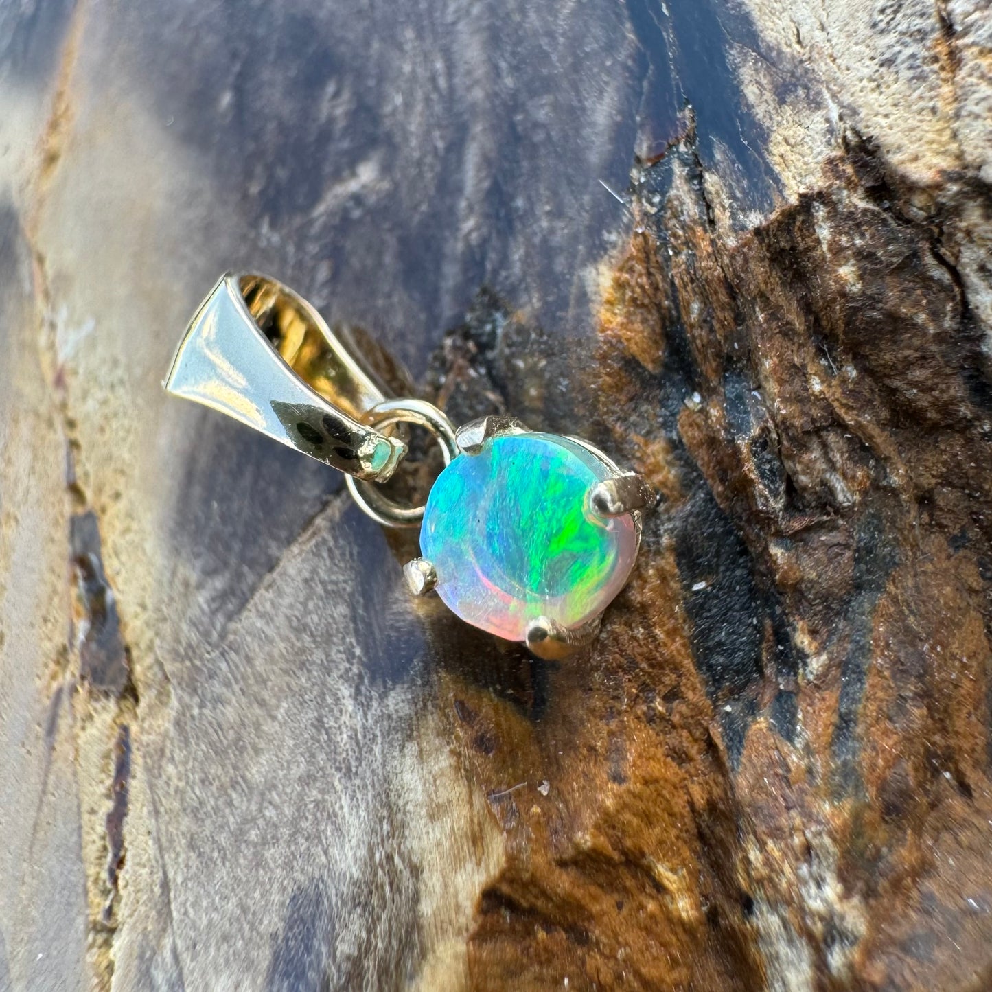 9ct Solid Gold 0.5ct Lightning Ridge Opal Pendant