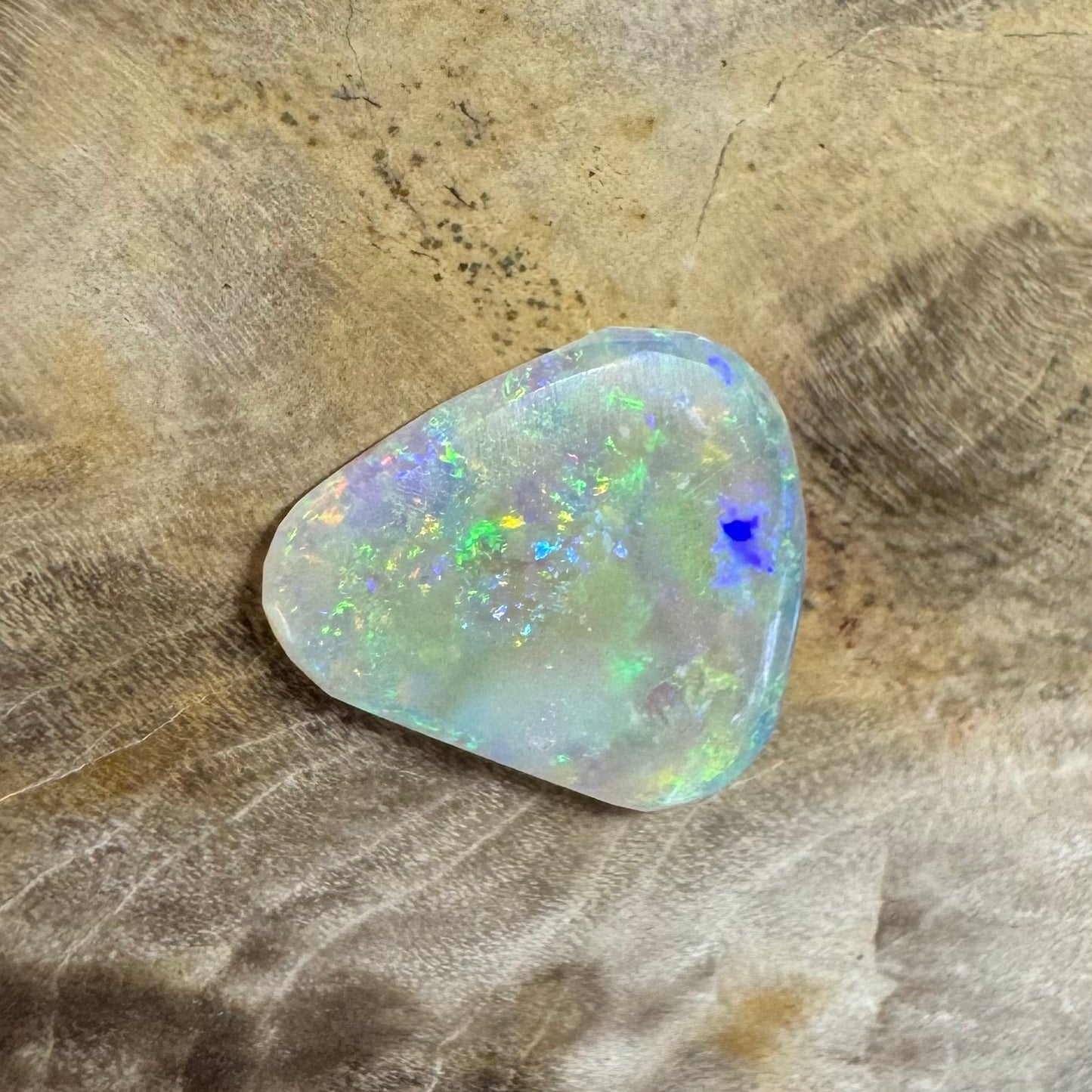 Hand-Cut Solid Lightning Ridge Opal 0.8carat