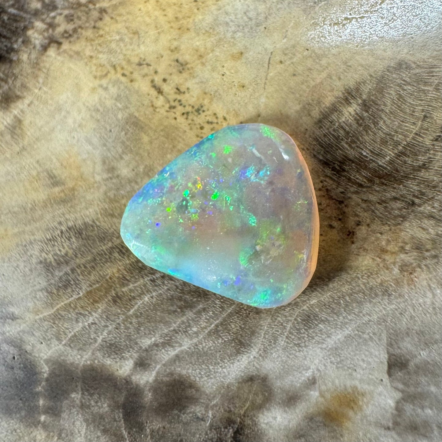 Hand-Cut Solid Lightning Ridge Opal 0.8carat