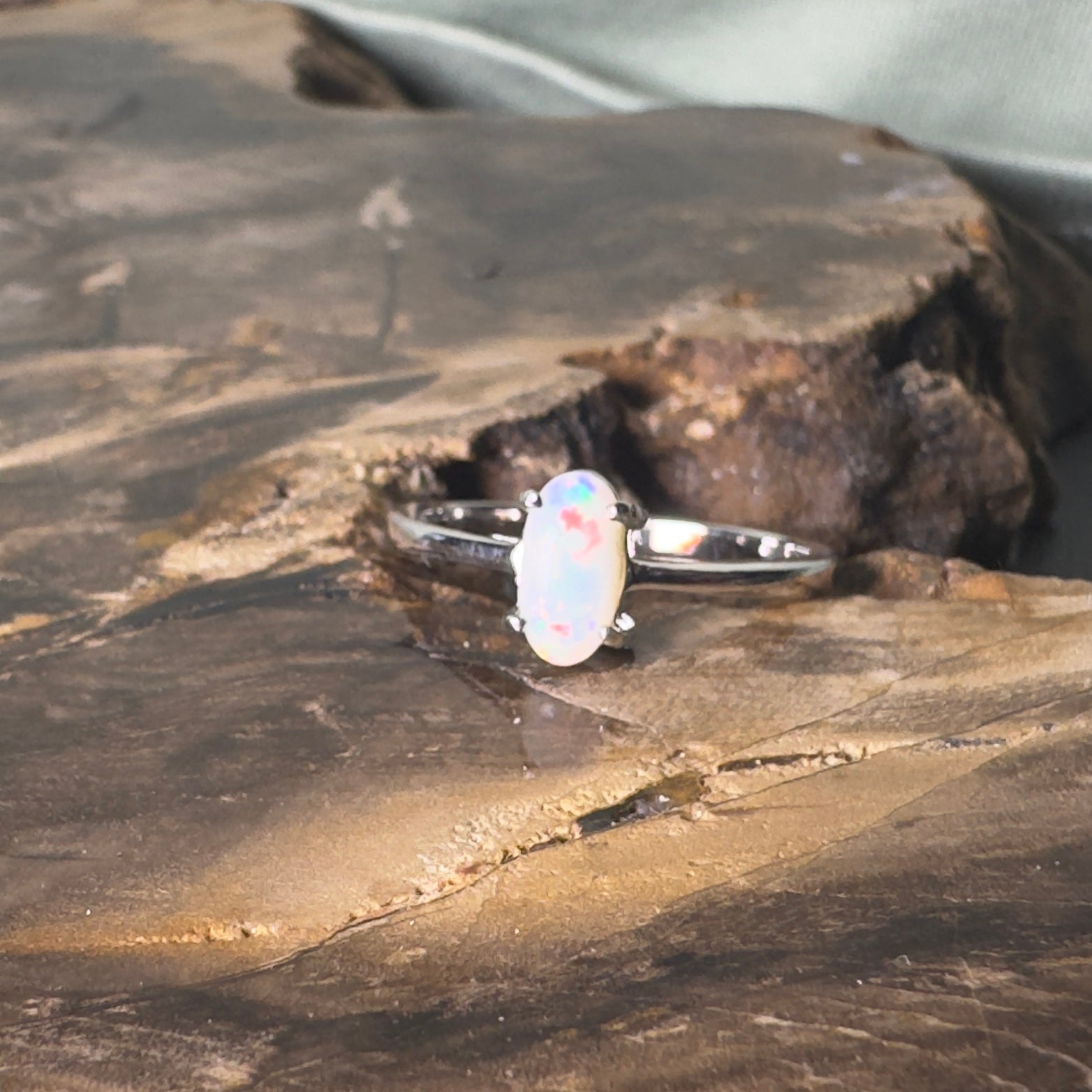 Arid Ridge Promise – 0.4ct Mintabie Opal Ring