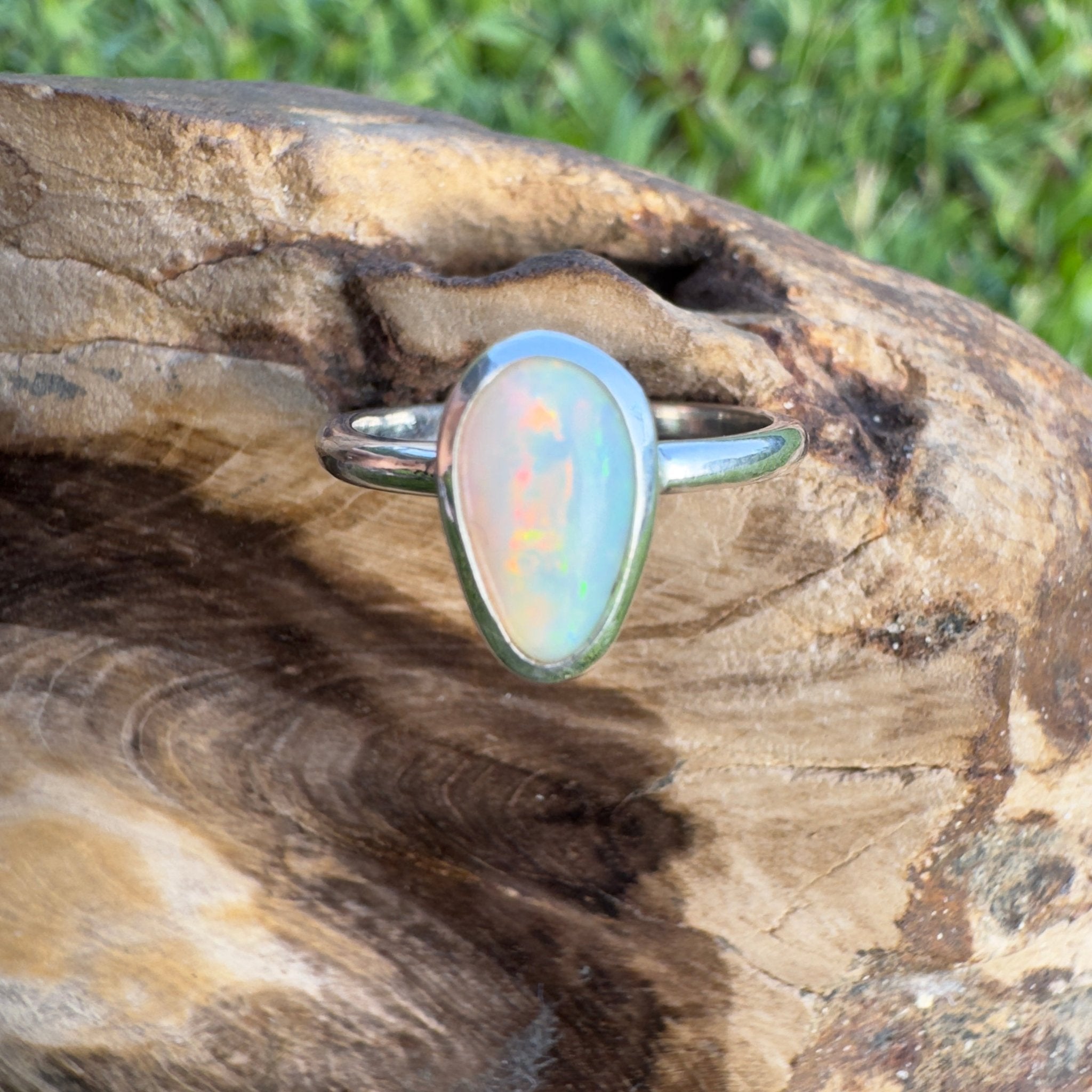 Cape Leveque Flame – 0.8ct Mintabie Opal Ring
