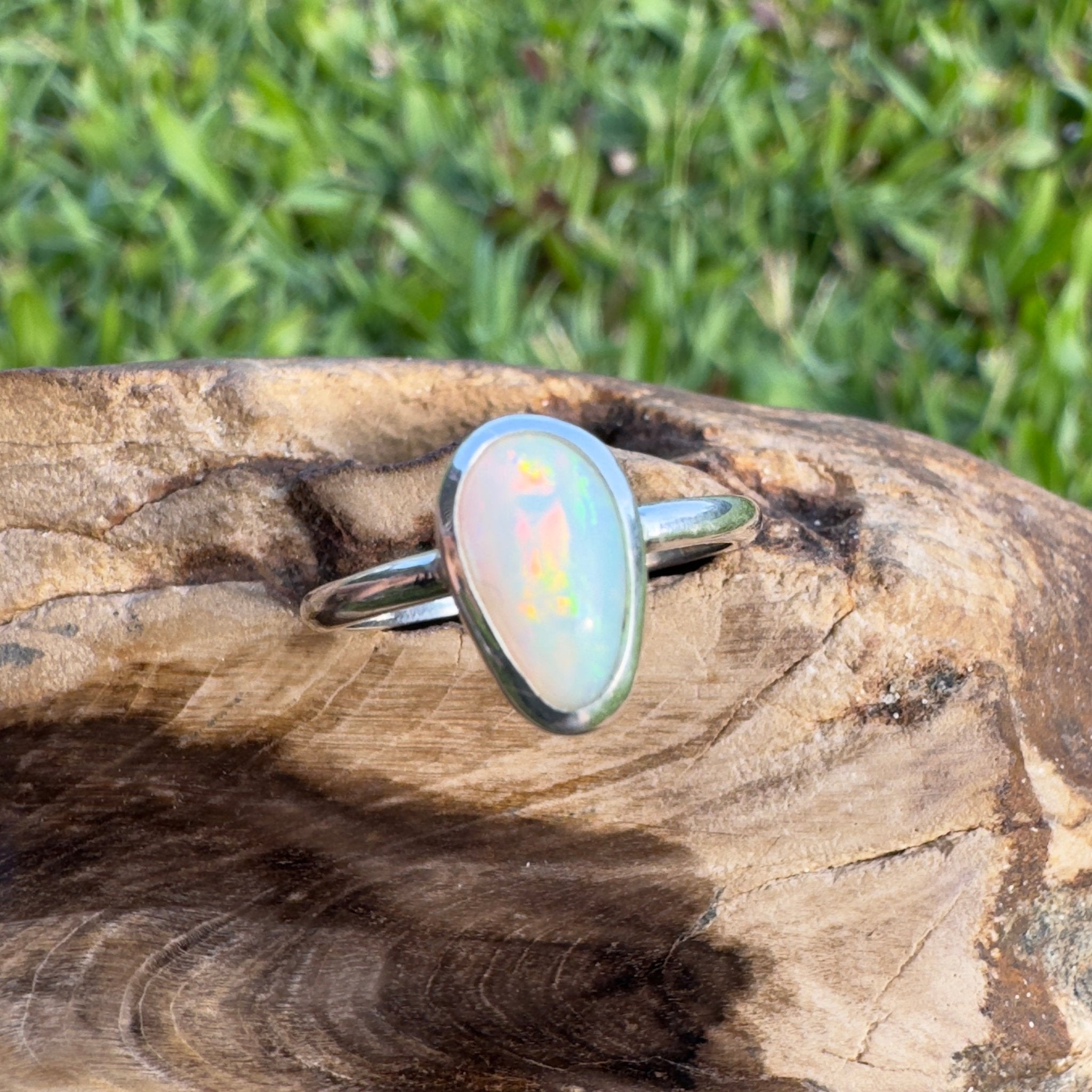Cape Leveque Flame – 0.8ct Mintabie Opal Ring
