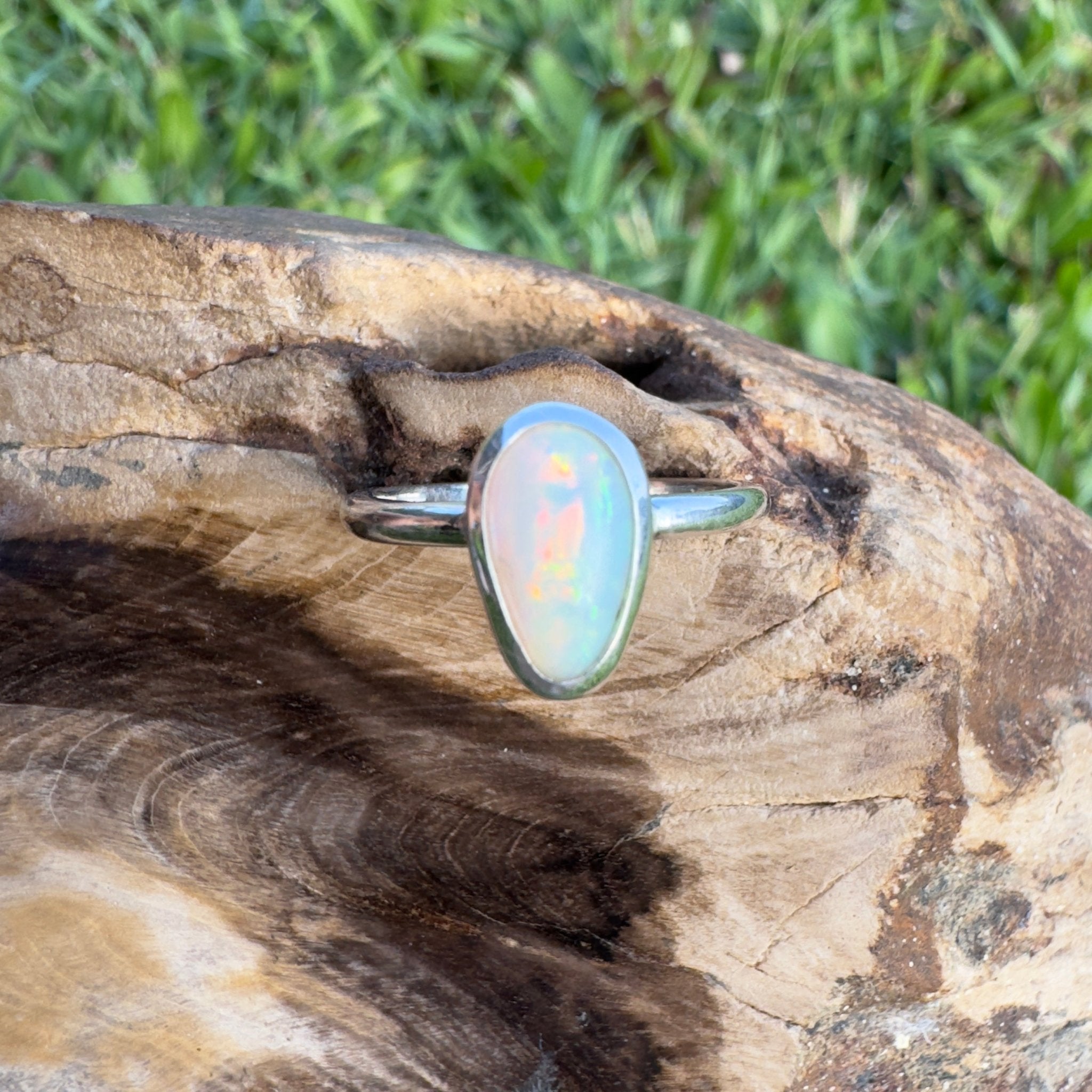 Cape Leveque Flame – 0.8ct Mintabie Opal Ring