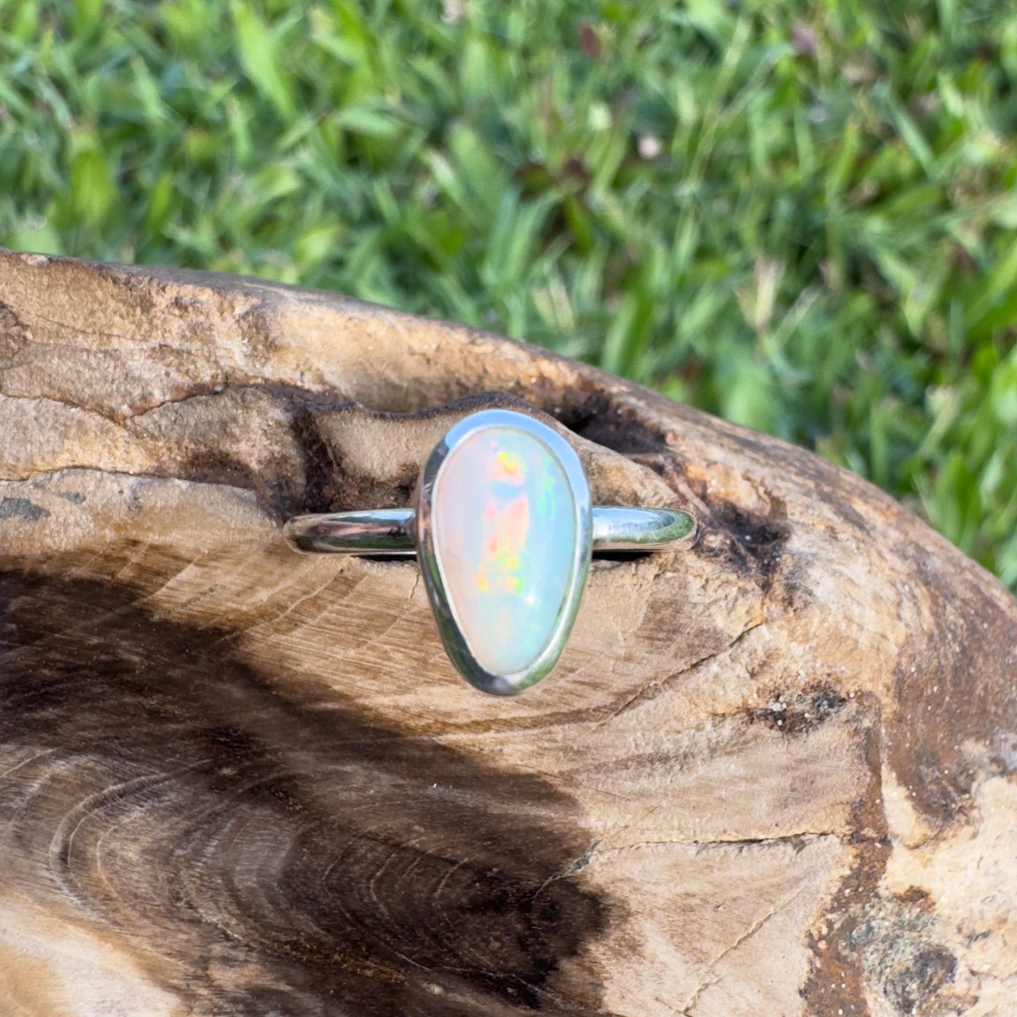 Cape Leveque Flame – 0.8ct Mintabie Opal Ring