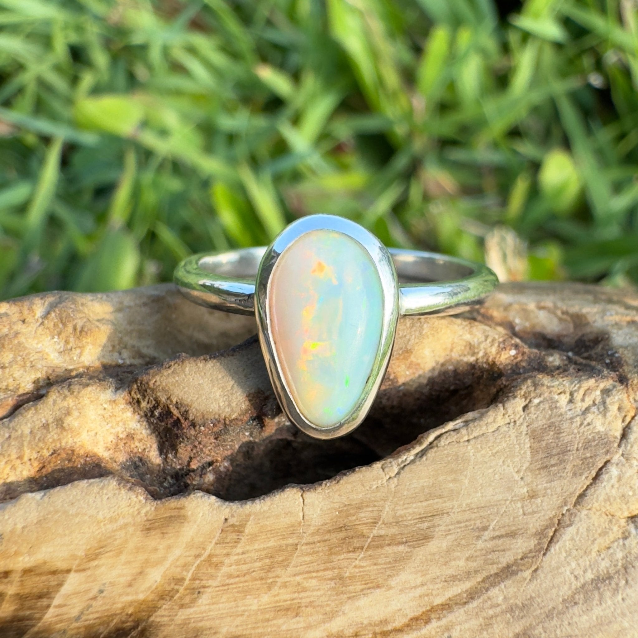 Cape Leveque Flame – 0.8ct Mintabie Opal Ring