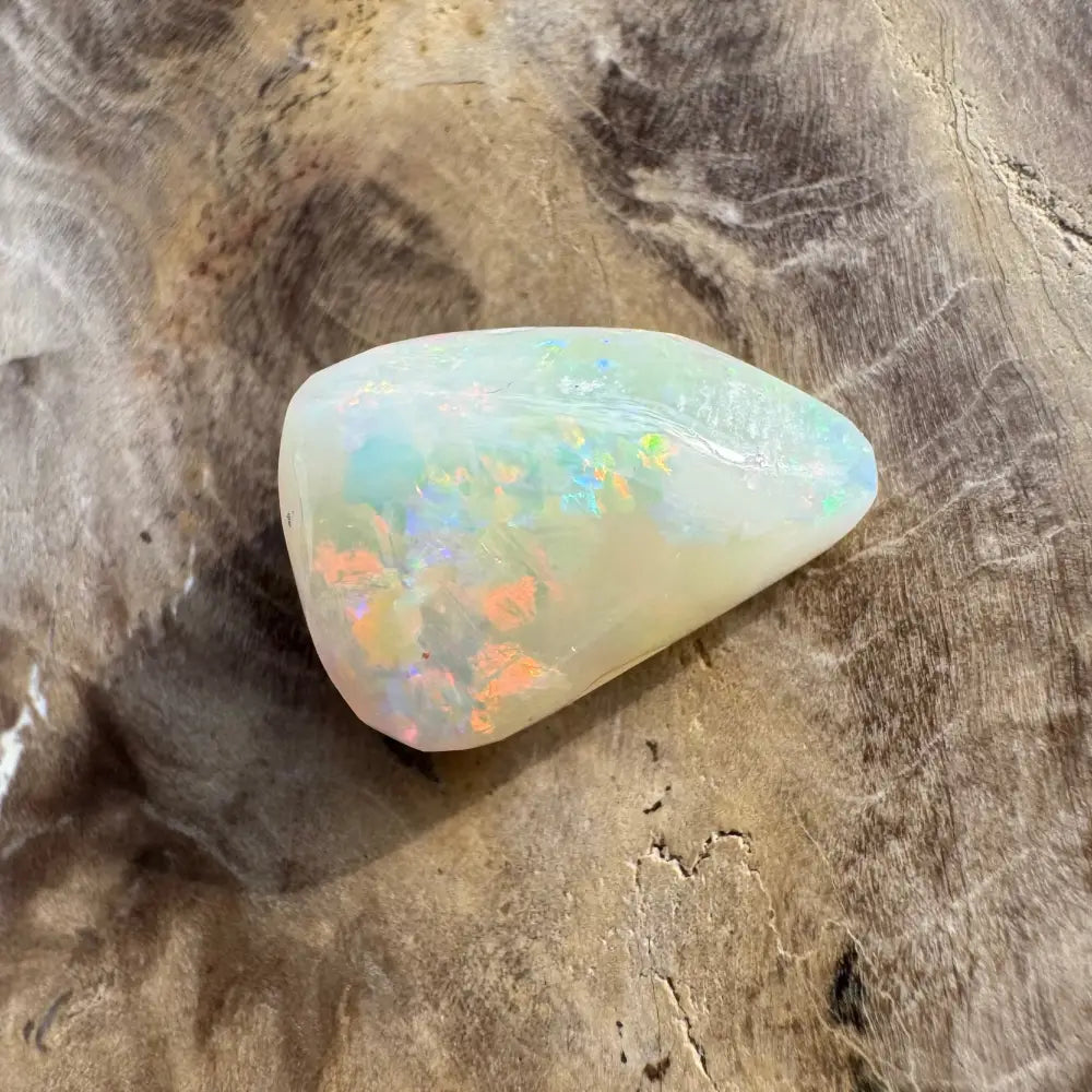 Iridescent polished opal cabochon from Coober Pedy, 3.3 carats, hand-cut gemstone