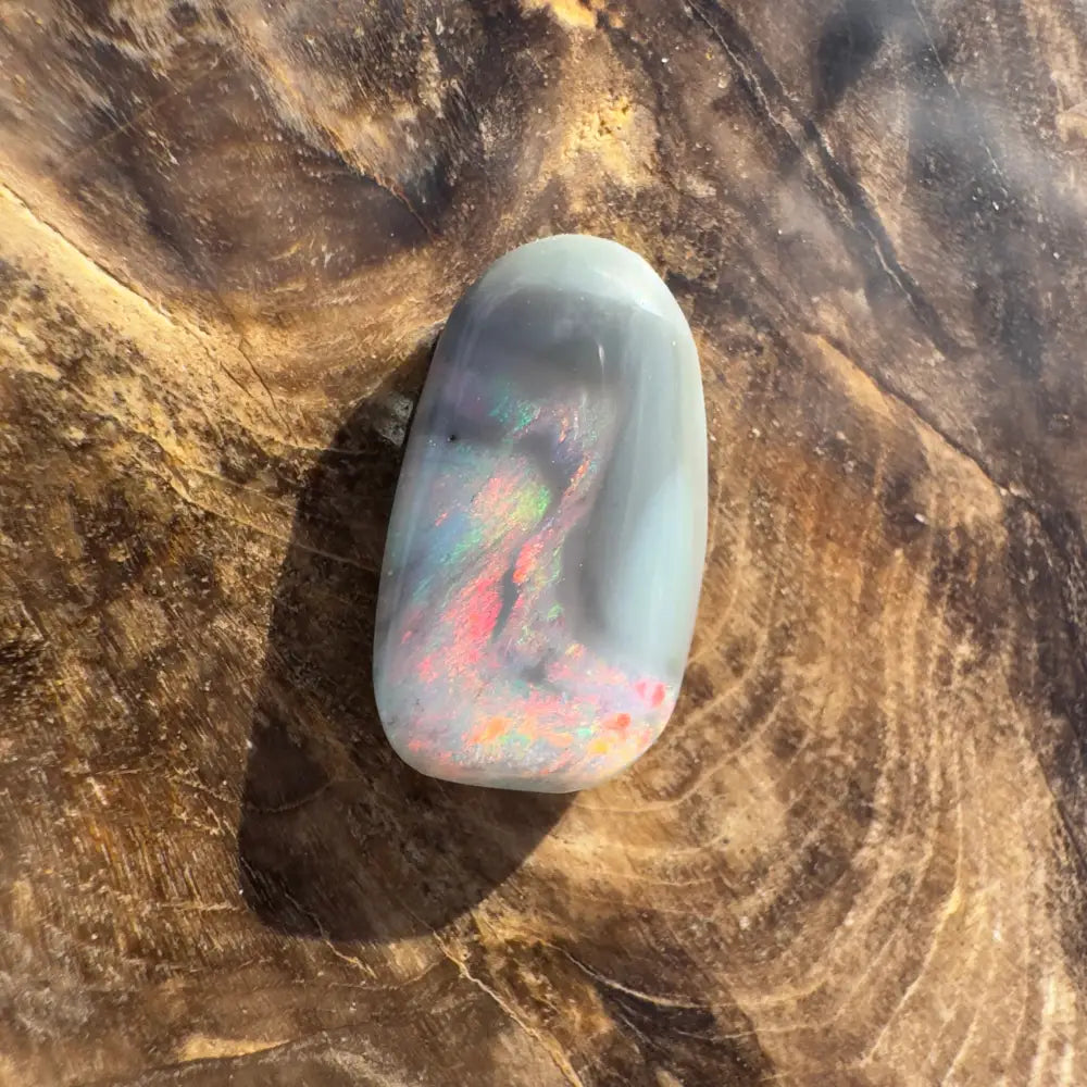 Iridescent polished opal cabochon from Lightning Ridge, 2.8 carats, hand-cut semi black