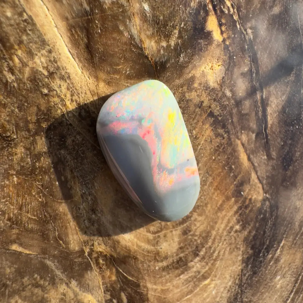 Polished pastel-colored Lightning Ridge Solid Semi Black Opal 2.8 carats 보여줍니다