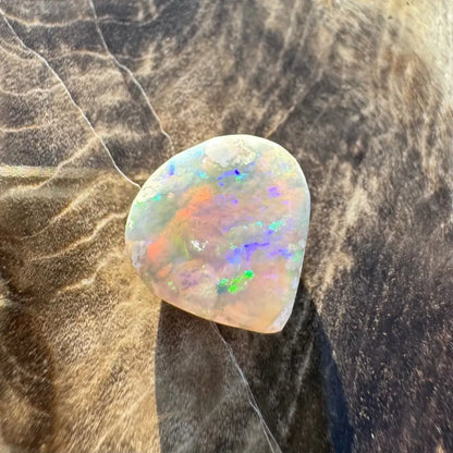 Iridescent opal gemstone from Lightning Ridge, 1.6 carats, solid hand-cut gemstone