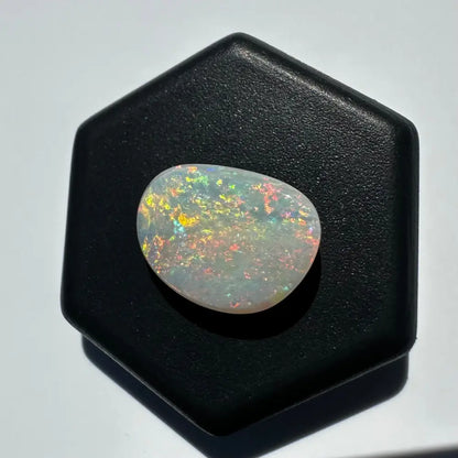 Iridescent opal gemstone from Lightning Ridge, 2.4 carats, solid hand-cut jewelry piece