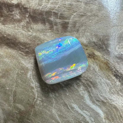 Iridescent opal gemstone from Lightning Ridge, 3.5 carats, hand-cut solid black opal