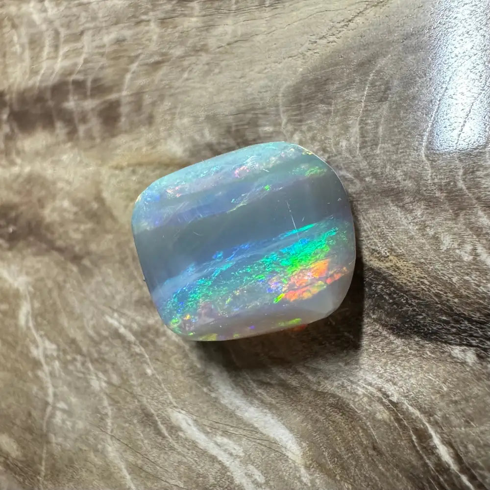 Iridescent opal gemstone from Lightning Ridge, 3.5 carats, solid hand-cut piece